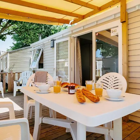 Chateau De Galaure Camping *